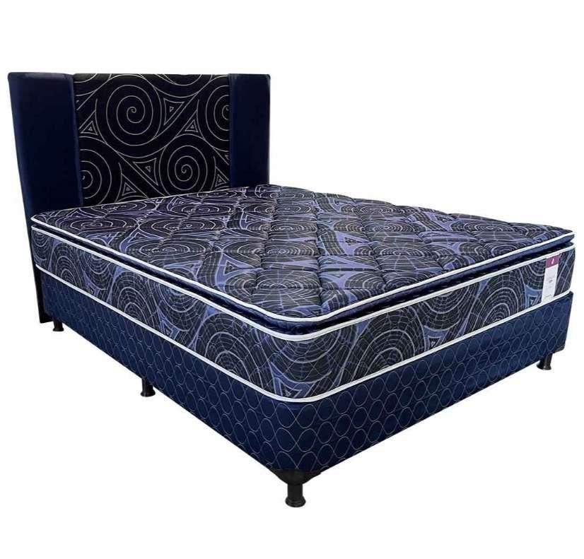Colchón con pillow top con capas de confort de espumas de baja densidad, que además cuenta con resortes bonell que se adaptan de manera uniforme de acuerdo con el soporte de peso.

Este modelo es un accesorio minimalista para tu habitación.

Descripción
Este modelo cuenta con capas de confort compuestas por espumas superpuestas. Estructura interna con resortes clásicos tipo bonell, cubiertos con espumas de baja densidad, con marcos perimetrales.

Ficha técnica
- Medida: 160×200 cm
- Diseño: Pillow top
- Versión: Azul- Bordo- Negro
- Tecnología: resortes bonell
- Densidad: baja
- Soporte: 80 kilos
- Altura total: 62