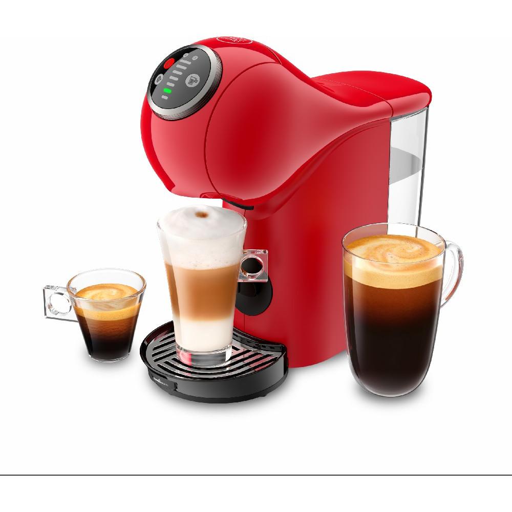 Descripción
* Compatible con cápsulas de café, leche y chocolate.
* Con modo de ahorro de energía (opcional).
* Selector a perilla y bandeja de goteo.
* Capacidad del depósito 0,8 litros.
* Función XL y Espresso Boost.
* Presión de trabajo 15 bar.
* 4 niveles de temperatura.
* Dosificación automática.
* Potencia 1600 W.

Imágenes meramente ilustrativas. Imágenes e información sujetas a cambios sin previo aviso.

Medidas del Packaging
- ANCHO: 15 CM
- ALTO: 33 CM
- LARGO: 33 CM
- POTENCIA: 1600 Watts
- CAPACIDAD: 0.8 Litros
- PESO: 2500 GR

Preparar café de calidad nunca había sido tan fácil ni tan bonito. La cafetera eléctrica Dolce Gusto® Genio S Plus de Moulinex combina funcionalidad y creatividad para darle un toque sofisticado a tu rincón del café. Personaliza tus bebidas favoritas, calientes o frías (desde espressos a cafés largos, pasando por cappuccinos y latte macchiatos) con esta cafetera.

Elijas la que elijas, el resultado será un café de calidad profesional gracias al sistema de alta presión de la cafetera (hasta 15 bares). Con más de 30 bebidas a tu disposición, es como tener toda la carta de una cafetería al alcance de tu mano. La tecnología Espresso Boost de esta cafetera hace exactamente lo que sugiere su nombre llevar tu espresso a un nuevo nivel. Esta tecnología innovadora humedece el café antes de infusionarlo, lo que se traduce en un sabor más intenso.