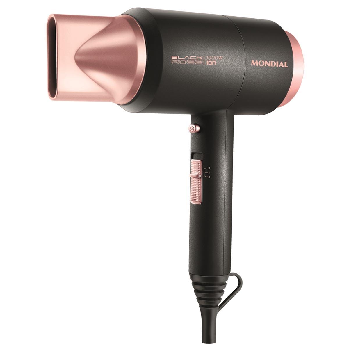- Modelo SC-38
- Potencia 1900w
- 2 velocidades
- 3 temperaturas

¡El secador Black Rose es el secador compacto y más potente de su categoría! Desarrollado para tener el mejor desempeño, diseño y practicidad, cuenta con 1900W de potencia, tecnología de iones de turmalina, 3 temperaturas y rejilla trasera removible. Con tecnología de iones de turmalina, emite y libera cargas eléctricas, neutralizando la electricidad estática del cabello, lo que ayuda a reducir el frizz. Boquilla con boquilla direccional que concentra y dirige el flujo de aire para facilitar el secado y el peinado. Además, cuenta con una rejilla trasera desmontable, lo que facilita la limpieza, garantizando más seguridad y durabilidad. Diseño innovador desarrollado para garantizar la máxima potencia con un diseño compacto, ligero y moderno. Alta potencia para un secado rápido y eficaz. Emisión de iones que sellan las cutículas del cabello, eliminando el frizz y aportando más brillo y suavidad.