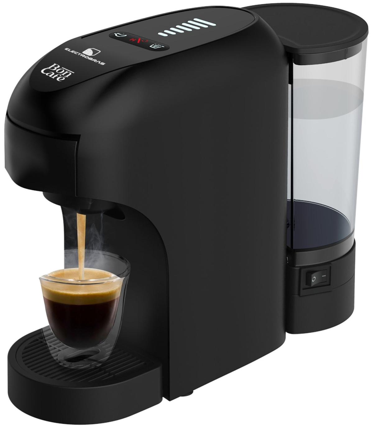 La cafetera multicápsula Electrobras Bon Café ofrece una solución versátil y de alto rendimiento para los amantes del café, integrando una potencia de 1400W con una presión de 20 bares que garantiza una extracción eficiente, intensa y llena de aroma. Su innovador sistema multicápsula 3 en 1 permite preparar café utilizando cápsulas compatibles con Nespresso y Dolce Gusto, así como café molido, adaptándose a distintas preferencias con total facilidad. Equipada con un depósito de agua de 850 ml, brinda mayor autonomía para múltiples preparaciones sin necesidad de recarga constante. Además, incorpora una bandeja de goteo extraíble que facilita la limpieza y el mantenimiento diario, optimizando la experiencia de uso.

- Modelo: Bon Café EBCM-20.
- Color: Negro.
- Voltaje: 220V.
- Potencia: 1400W.
- Capacidad: 850 ml.
- Bomba de presión: 20 bares.
- Cápsulas compatibles: Nespresso, Dolce Gusto y Café en polvo.