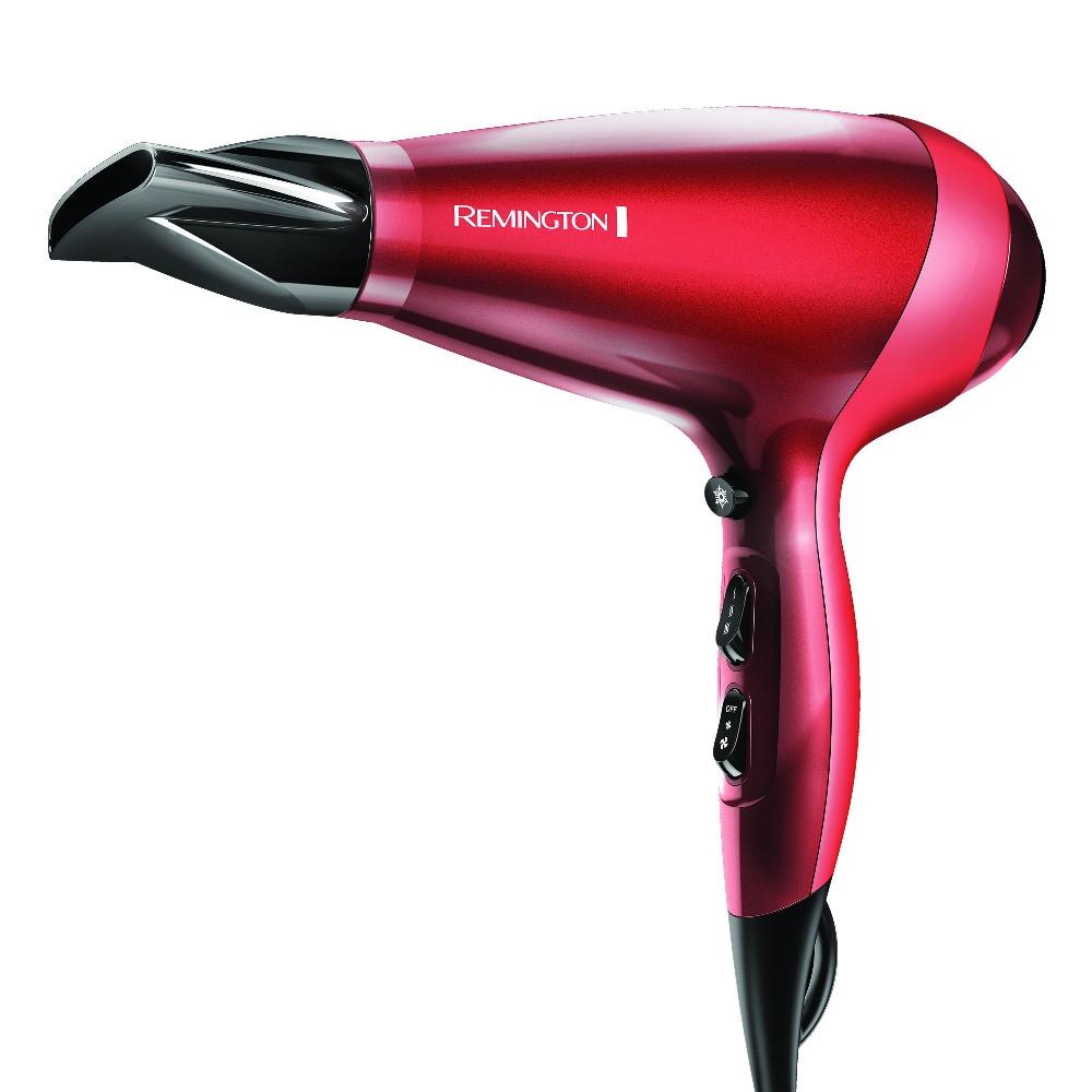 Consigue un secado espectacular con acabados suaves y brillantes gracias a la avanzada tecnología con seda del Secador Silk de Remington, que deja el cabello más sedoso y libre de frizz.

Deja tu cabello suave y terso con Remington. El secador de cabello profesional con tecnología avanzada SILK Ceramic funciona hasta 50% más rápido gracias al motor de 1875-2400W. El revestimiento de cerámica avanzada en la rejilla del secador genera un 90% más de iones para darle un acabado suave y sedoso libre de frizz. Además, incluye dos cabezales de fijación un concentrador para un estilo de precisión y un difusor para mantener los rizos y la textura.

AUTÉNTICO RESULTADO DE PELUQUERÍA
Este secador de calidad profesional y alto rendimiento seca rápido y eficazmente gracias a su potencia de 1875-2400W, 140 kmh de velocidad, su generador iónico y rejilla de cerámica con seda te permitirá obtener un peinado suave y sedoso en todo momento.

* Acondicionadores de iones 90% más iones para menos frizz y más brillo.
* 140 km-h para una velocidad rápida de aire y un rápido secado.
* Función empuje de turbo. Concentrador delgado.
* Motor AC de larga duración de calidad de salón.
* Rejilla trasera removible para una fácil limpieza.
* Cable giratorio de 3 mts. estilo salón.
* 1850-2400W, 220V. Aro para colgar.
* Rejilla con cerámica de seda.

Imágenes meramente ilustrativas. Imágenes e información sujetas a cambios sin previo aviso.

Medidas del Packaging
ANCHO	30 CM
ALTO	24 CM
PESO	1010 GR
LARGO	11.5 CM