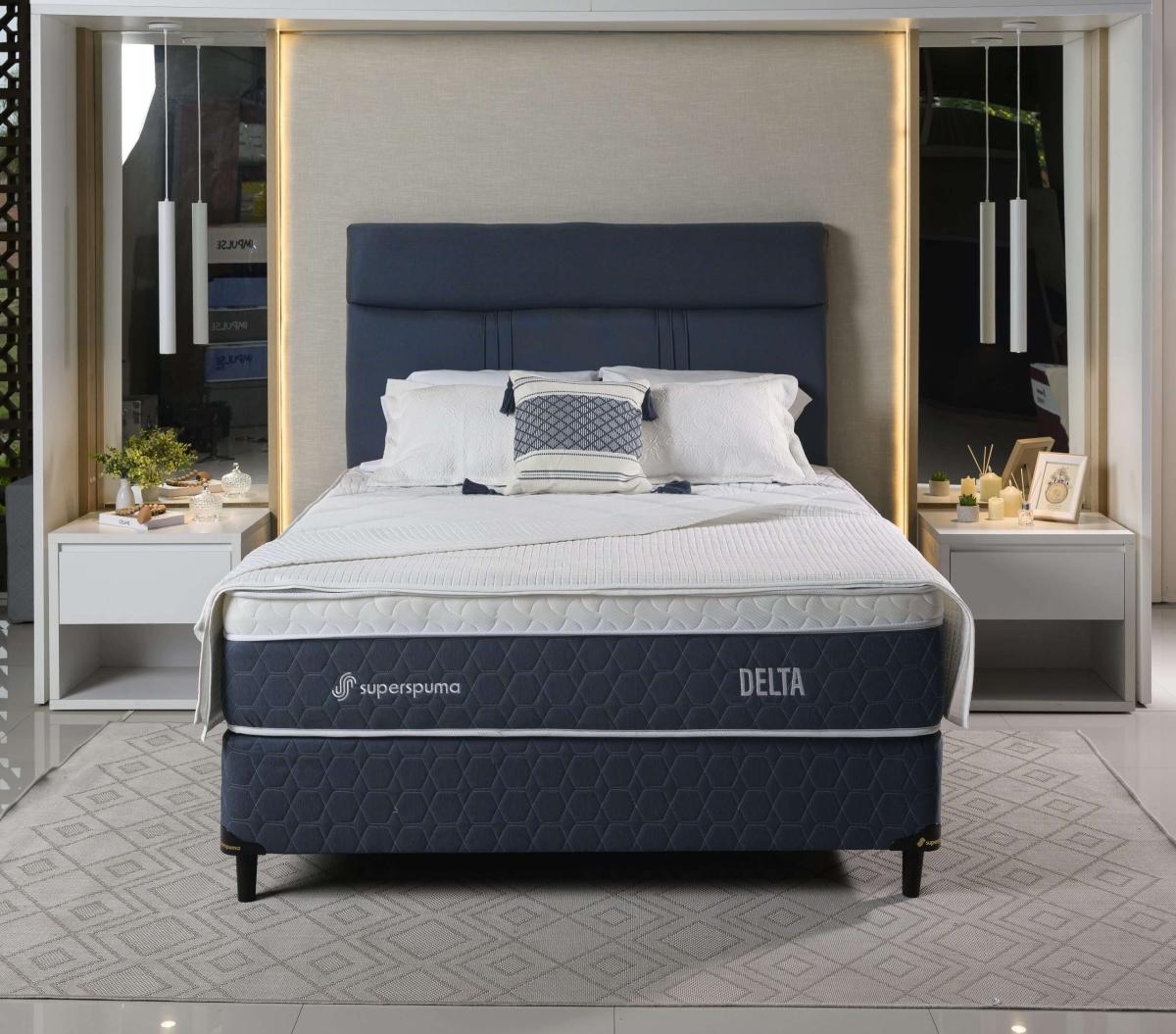 Description
Diseñado para quienes buscan el mejor descanso, Delta combina elegancia, tecnología y confort superior. En su interior los resortes bonell aportan firmeza y durabilidad, mientras que su superficie Euro Top añade una capa extra de suavidad a tu descanso.

Delta cuenta con una tecnología anti ácaros, garantizando un descanso más saludable y seguro, es el equilibrio perfecto entre calidad, sofisticación y bienestar, haciendo de cada noche una experiencia de confort absoluto.

- Medidas: 180×200
- Diseño: Euro Top
- Versión: Azul – Gris – Marrón
- Tecnología: Resortes Bonell
- Densidad: Madia Alta
- Soporte: 130 Kg.
- Altura total: 71 cm.