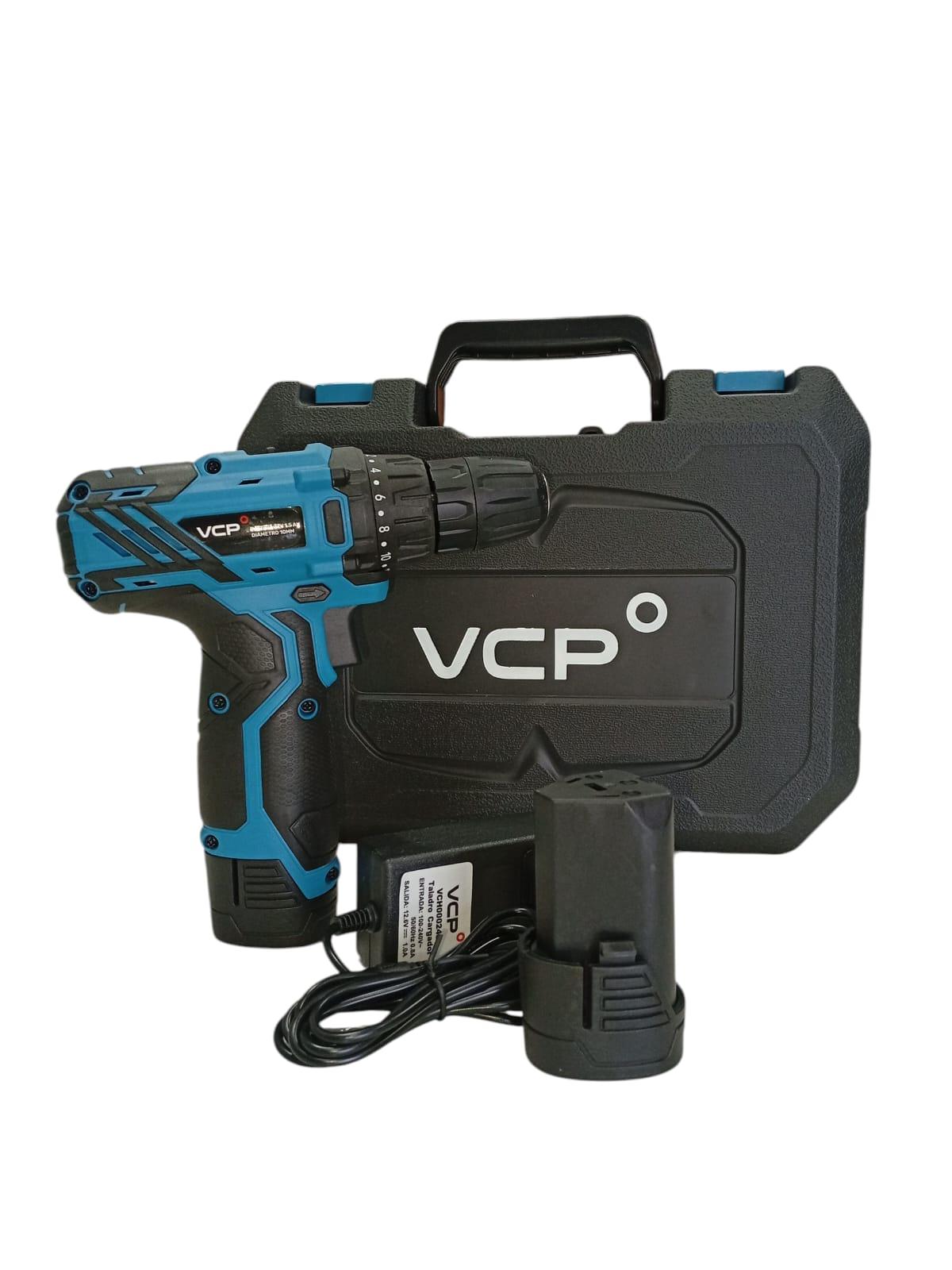 El Taladro Atornillador VCP VCH000246 a batería ofrece potencia, portabilidad y versatilidad para todo tipo de tareas domésticas o profesionales. Con 18+1 posiciones de torque, hasta 28 Nm de fuerza, y velocidades variables, este equipo permite perforar y atornillar con precisión en múltiples materiales. Su diseño compacto y ergonómico, junto con 2 baterías incluidas y un maletín de transporte, lo hacen ideal para trabajos en movimiento o sin acceso a corriente directa.

- Marca	VCP
- Modelo	VCH000246
- Tipo	Taladro Atornillador a Batería
- Mandril	10 mm
- Batería	12V - 1.5Ah (incluye 2 unidades)
- Cargador	110/220V incluido
- Torque Máximo	28 Nm
- Posiciones de Torque	18 + 1
- Velocidad	0–420 / 0–1350 rpm (2 velocidades)
- Accesorios Incluidos	Maletín, cargador, 2 baterías