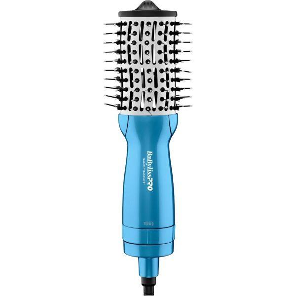 El Cepillo Secador BaBylissPro Compact Hot Air Brush 2" BNTMHBUZ 220v ovalado con tecnología Nano Titanium ofrece un secado y moldeado eficiente en un solo paso. Su diseño práctico y ergonómico facilita el manejo, mientras que sus cerdas de nylon y jabalí desenredan y proporcionan la tensión ideal para cualquier tipo de cabello. Con 600 W de potencia y tres niveles de temperatura (fresco, bajo y alto), logra un acabado suave y brillante. Su cable giratorio 360° permite mayor comodidad y libertad de movimiento. Ideal para conseguir peinados profesionales en casa de manera rápida y sencilla.

Diseño: Práctico y ergonómico
Ofrece: Moldeado, suavidad y brillo al cabello
Tecnología: Nano Titanium
Temperatura: 3 niveles 
Potencia: 600 W
Cable: Giratorio 360°